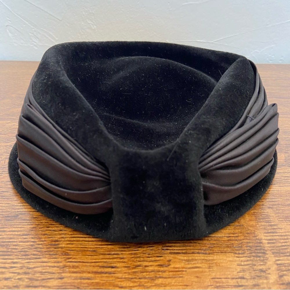 VINTAGE CINE VOGUE BLACK RIBBON FELT MODERN 80s CHIC LUXURY HAT